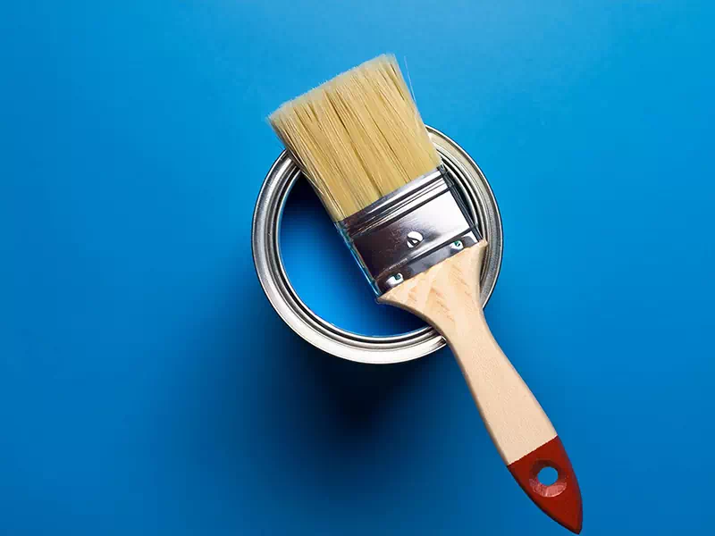 Idropittura blu con pennello per muri
