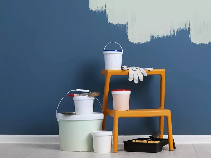 Sgabello con strumenti per pittura muri interni a Milano